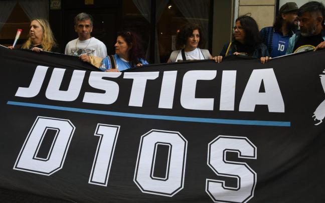 Varias personas se han presentado en los tribunales de Buenos Aires reclamando justicia por la muerte de Diego Armando Maradona.