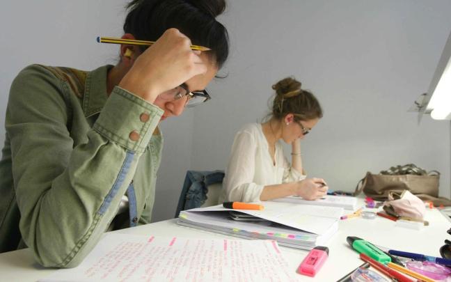 Universitarias en un aula de estudio.