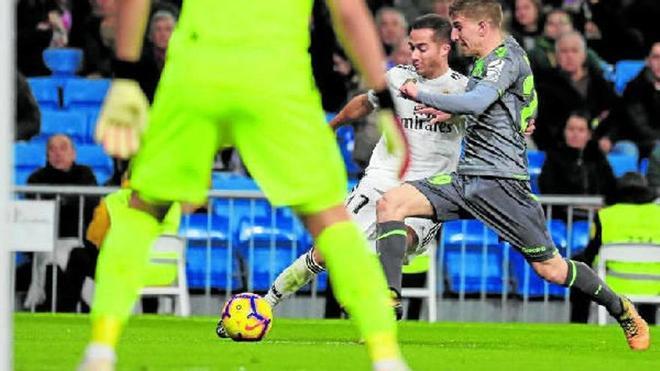 Aihen Muñoz trata de cortar una internada de Lucas Vázquez. EFE