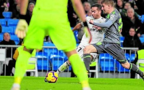 Aihen Muñoz trata de cortar una internada de Lucas Vázquez. EFE