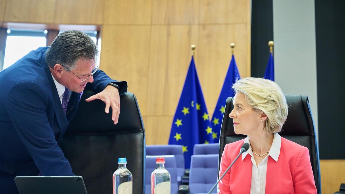 Maros Sefcovic se dirige a Ursula Von Der Leyen, en una imagen de archivo.