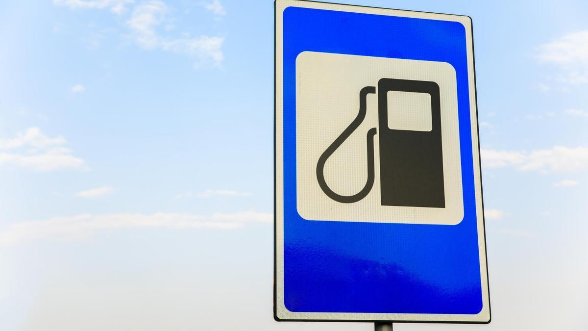 Una señal que avisa de una gasolinera.