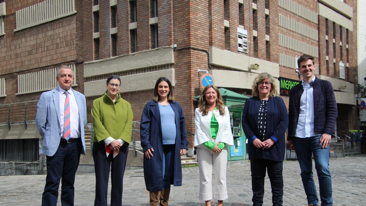 La alcaldesa de Elgoibar, Ane Beitia (segunda por la derecha) considera que este acuerdo “es un paso muy importante que permitirá ofrecer a la ciudadanía de Elgoibar unas infraestructuras sanitarias adecuadas, con servicios complementarios