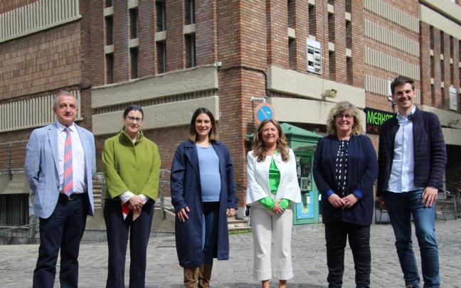 La alcaldesa de Elgoibar, Ane Beitia (segunda por la derecha) considera que este acuerdo “es un paso muy importante que permitirá ofrecer a la ciudadanía de Elgoibar unas infraestructuras sanitarias adecuadas, con servicios complementarios