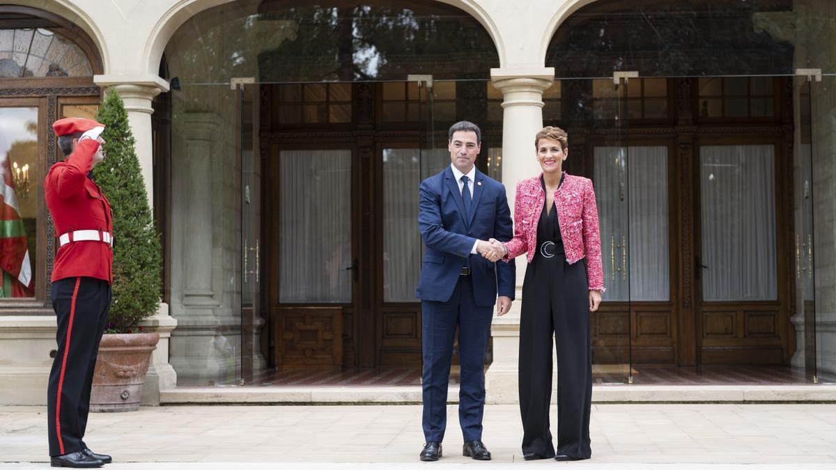El lehendakari, Imanol Pradales, con la presidenta navarra, María Chivite, este viernes en Ajuria Enea