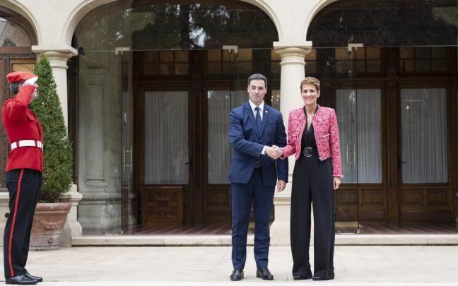 El lehendakari, Imanol Pradales, con la presidenta navarra, María Chivite, este viernes en Ajuria Enea
