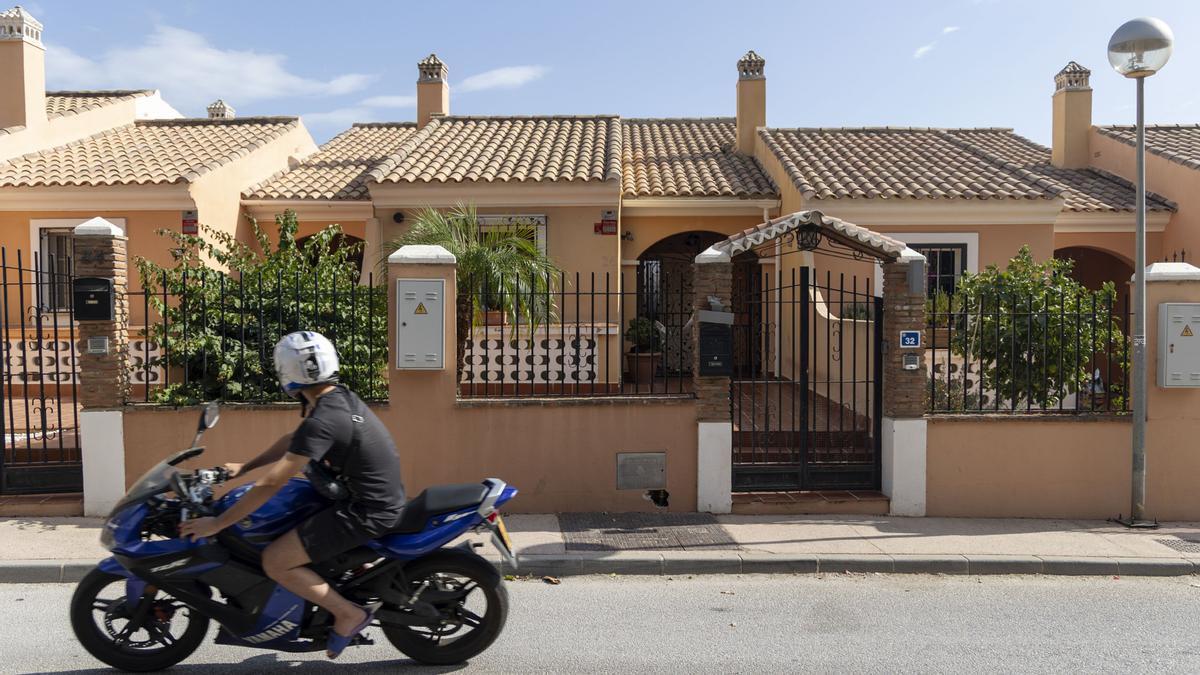 Vista exterior de la vivienda un hombre ha sido detenido por la Guardia Civil.