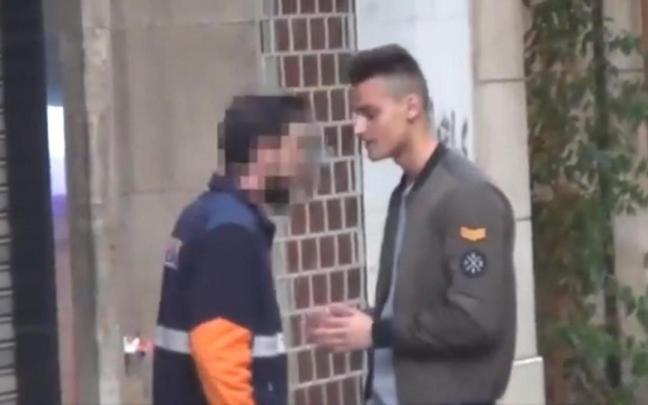 El 'youtuber' Mr Granbomba abordó al repartidor en una calle de Alicante.