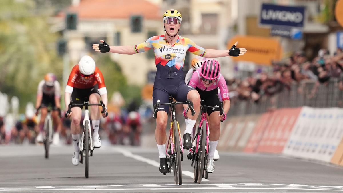 Kopecky celebra la victoria en la Milán-San Remo.