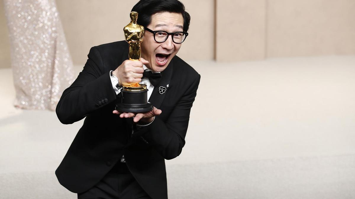 Ke Huy Quan celebra su Oscar.