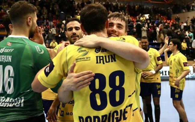 Los jugadores del Bidasoa celebran una victoria.
