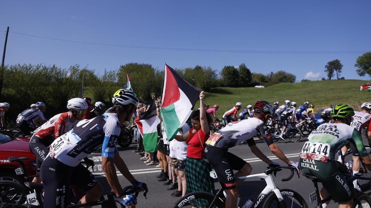 Protesta propalestina en la subida al Angliru de la Vuelta 2025.