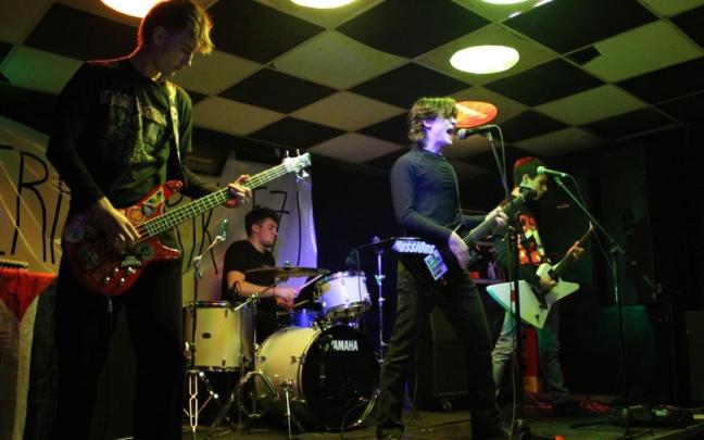 Imagen del primer concierto de Putzu Beltzean en el Gaztetxe de Getaria