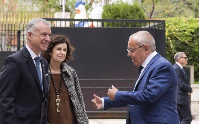 El lehendakari, Iñigo Urkullu, con la secretaria general de Acción Exterior, Marian Elorza, y el embajador de Francia, Jean-Michel Casa, el miércoles en Madrid.
