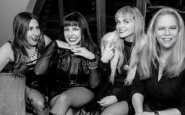 La banda femenina The Pandoras.