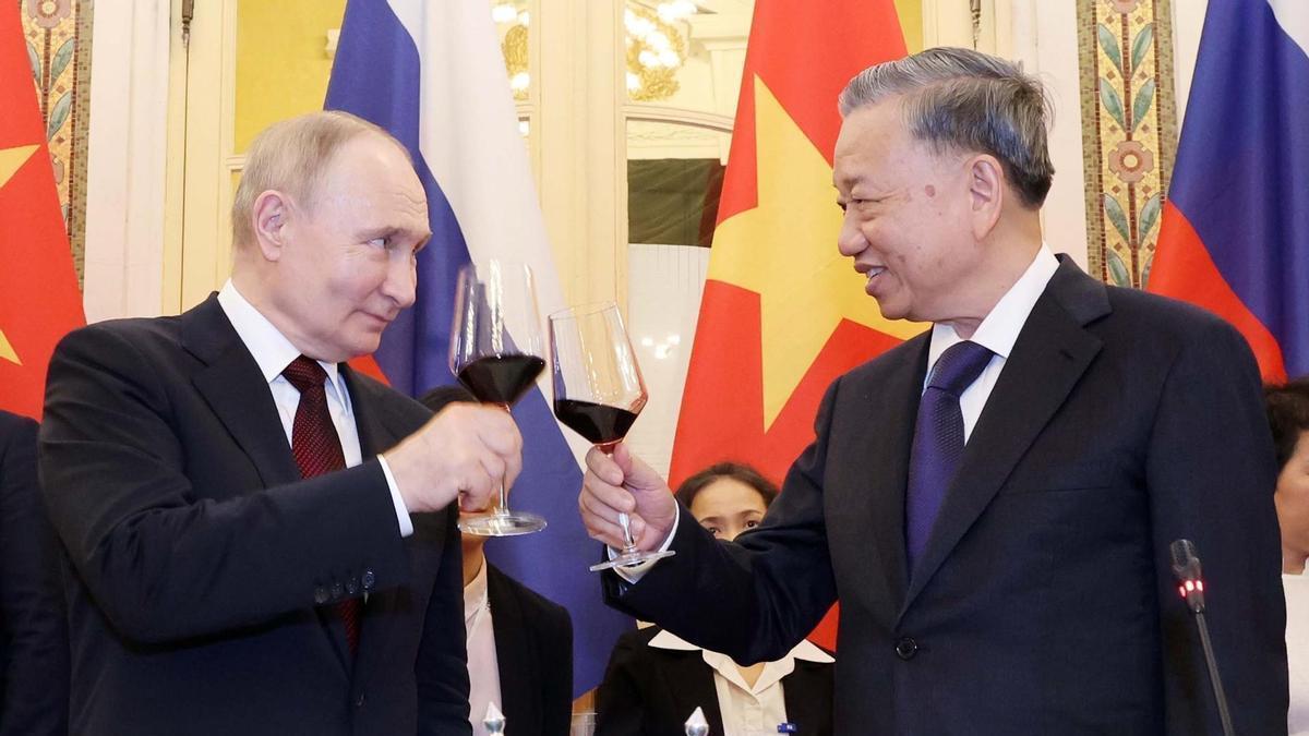 Vladimir Putin brinca con el presidente de Vietnam, To Lam.