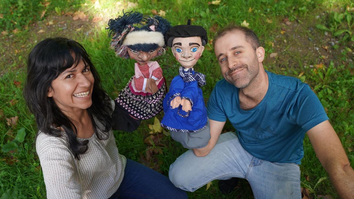 Los organizadores del Encuentro, Zoa Tamara Cuellar y Rubén Mejuto, de Ostomila Txotxongilo Taldea, con dos de sus títeres.