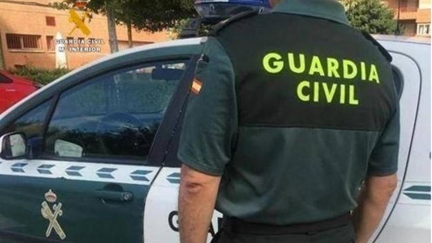 Un agente y un coche de la Guardia Civil