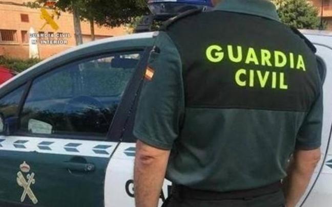 Un agente y un coche de la Guardia Civil