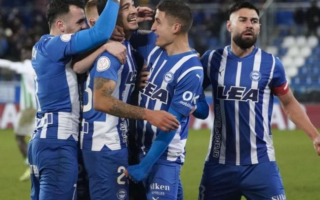 Los jugadores del Alavés celebran el gol marcado frente al Betis en Copa. Foto: Josu Chavarri (DNA) Los jugadores del Alavés celebran el gol marcado frente al Betis en Copa. Foto: Josu Chavarri (DNA)