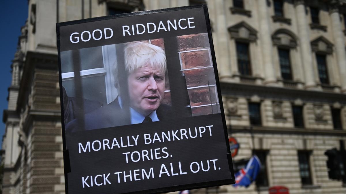 Cartel en contra del exprimer ministro británico, Boris Johnson.