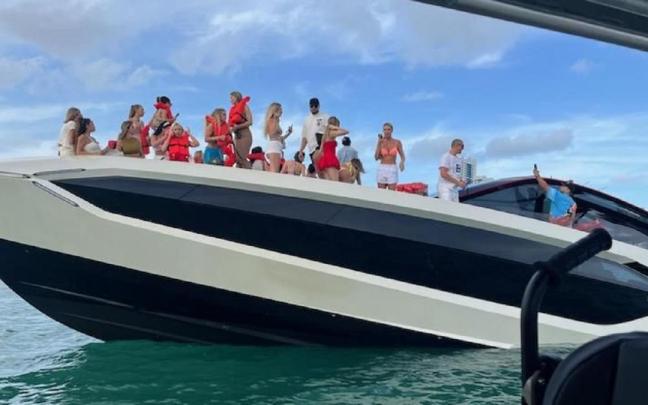 Los influencers, sufriendo en el yate.