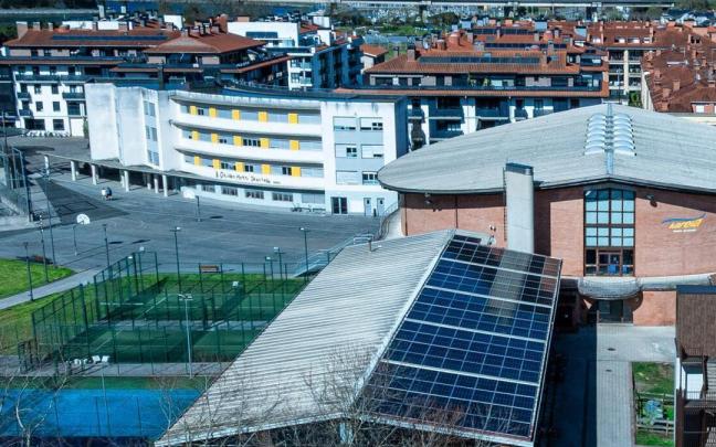Localidad de Orio con el polideportivo Karela al frente.