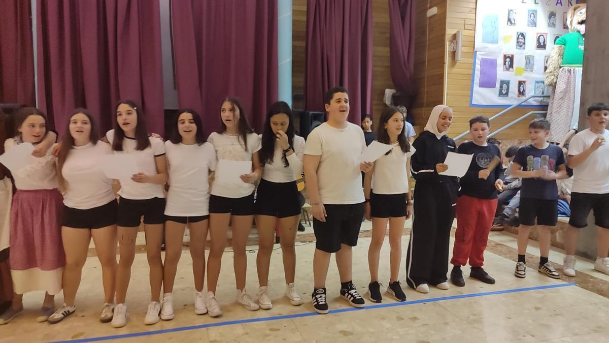 Alumnas y alumnos durante el festival solidario.