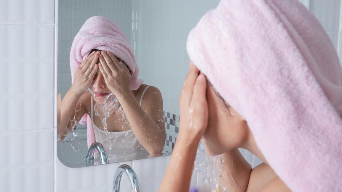 Chica lavándose la cara