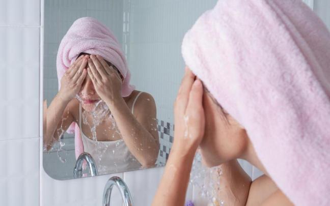 Chica lavándose la cara