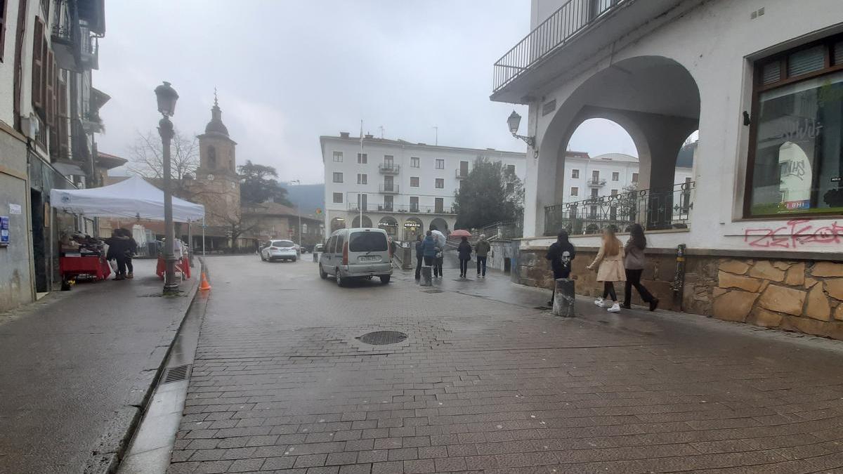 Zenbait pertsona Aretxabaletako Durana kalea zeharkatzen.
