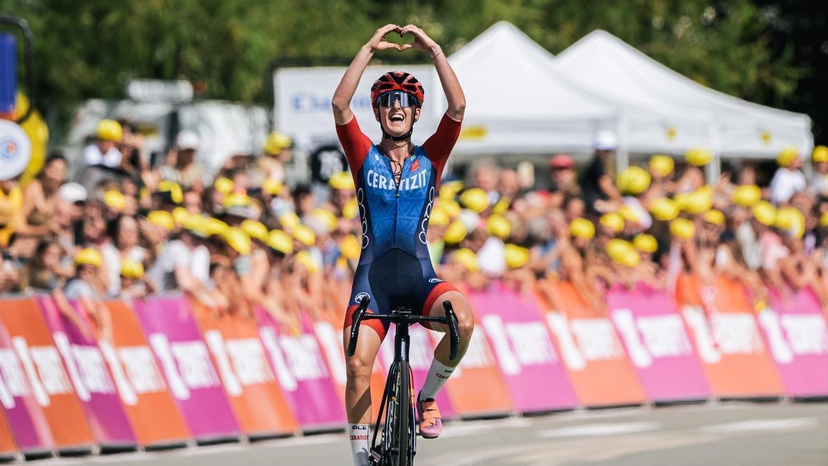 Cédrine Kerbaol celebra su victoria de etapa en la sexta jornada del Tour de Francia femenino 2024