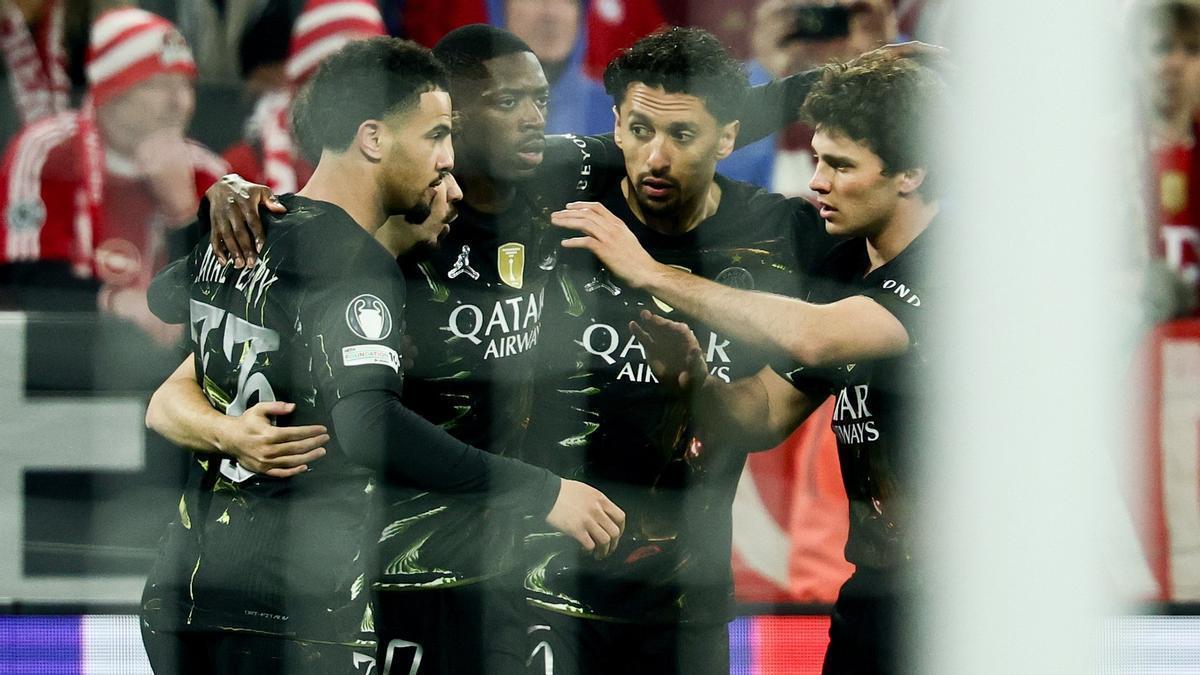 Los jugadores del PSG celebran el gol de Dembélé.