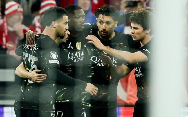 Los jugadores del PSG celebran el gol de Dembélé.