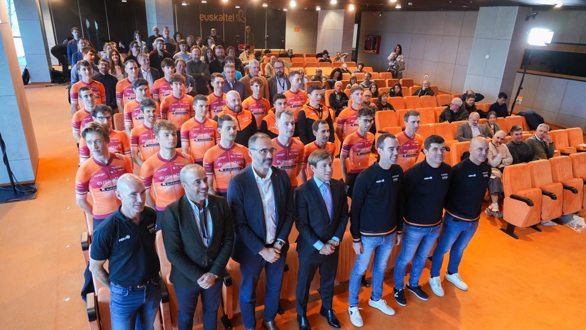 Foto de familia durante la presentación del Euskaltel-Euskadi.