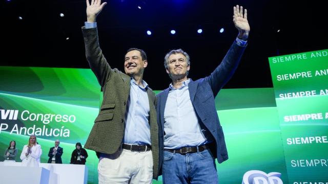 Alberto Núñez Feijóo junto a Juan Manuel Moreno Bonilla, en la clausura del congreso del PP andaluz