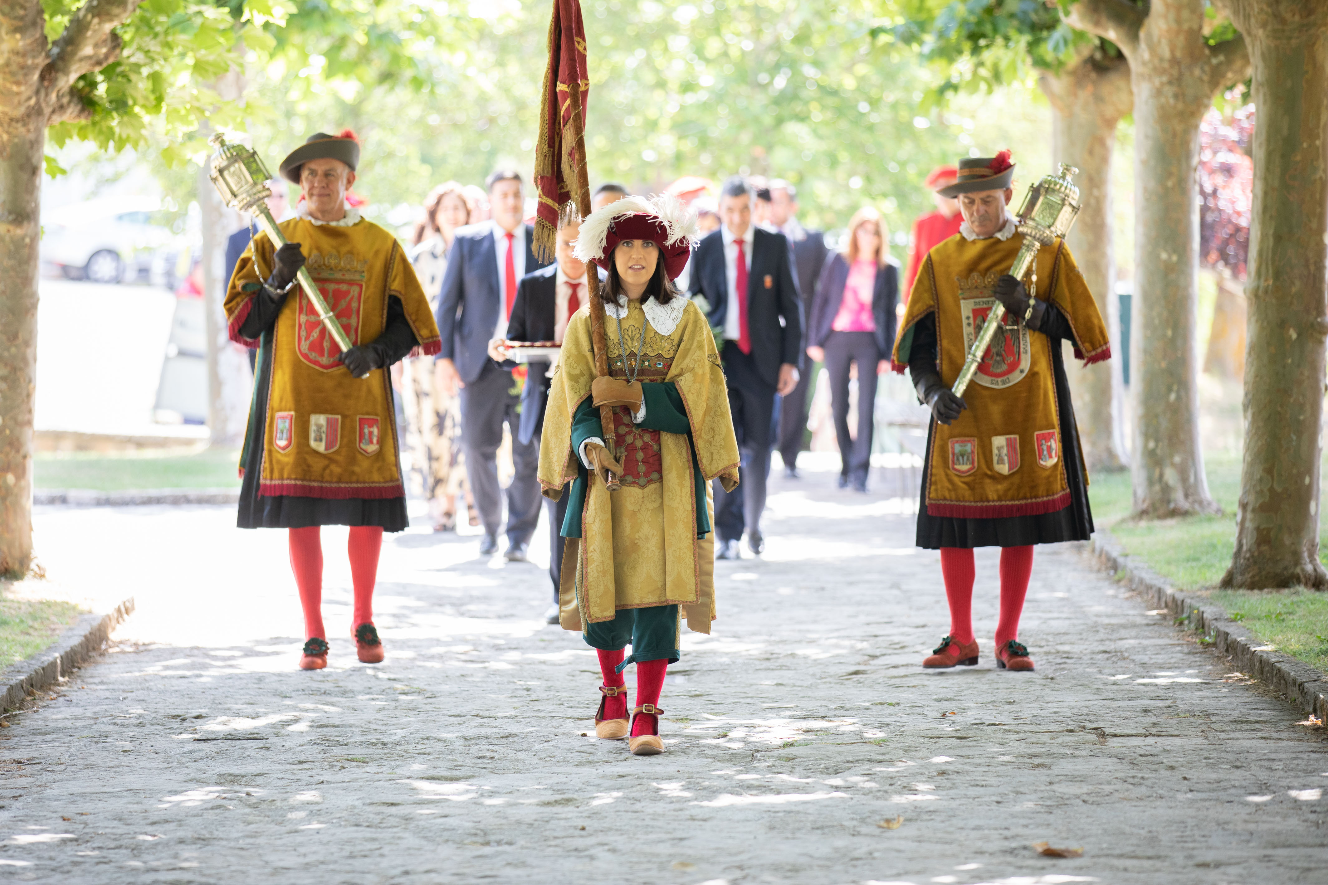 La Reina de Armas y los maceros abren la comitiva del homenaje al Reyno de Navarra. Foto: Gobierno de Navarra