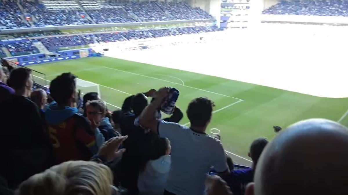 Instante del partido en el que los ultras del Anderlecht acceden a su zona y son increpados por el resto de la grada