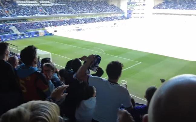 Instante del partido en el que los ultras del Anderlecht acceden a su zona y son increpados por el resto de la grada