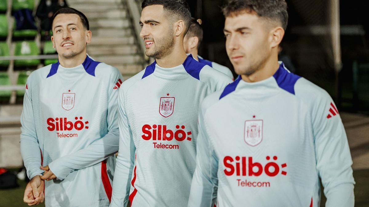 Mikel Oyarzabal, Mikel Merino y Martin Zubimendi salen al campo para entrenar, ayer en Las Rozas. / RFEF