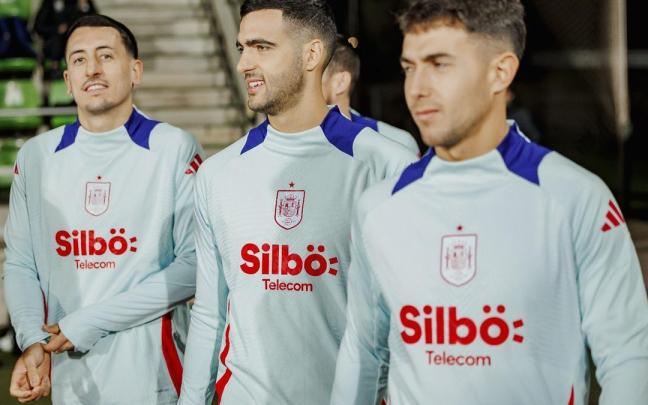 Mikel Oyarzabal, Mikel Merino y Martin Zubimendi salen al campo para entrenar, ayer en Las Rozas. / RFEF