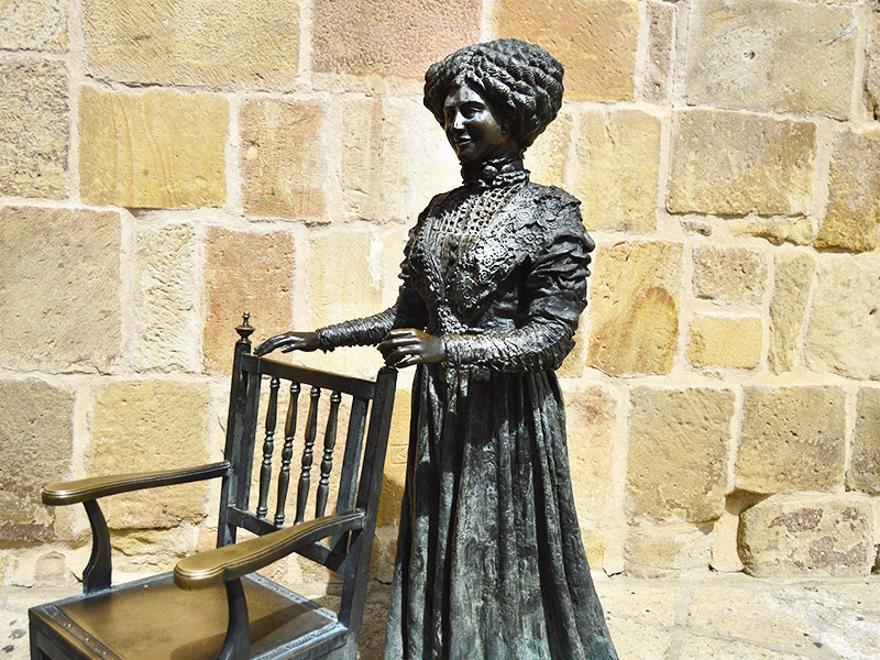 Escultura de Leonor el día de su boda en el exterior de la iglesia de Santa María la Mayor.