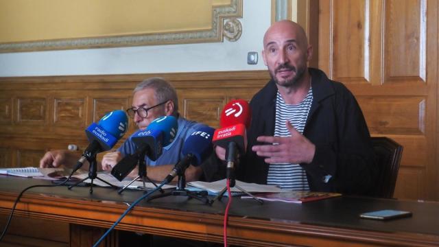 El alcalde de Eibar, Jon Iraola, junto al concejal de Festejos, Patxi Elordi, en su comparecencia ante los medios.