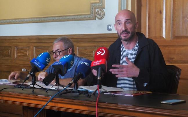 El alcalde de Eibar, Jon Iraola, junto al concejal de Festejos, Patxi Elordi, en su comparecencia ante los medios.