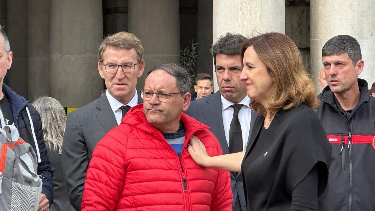 La alcaldesa de Valencia, María José Catalá, junto a Julián, el conserje del edificio incendiado en Valencia.