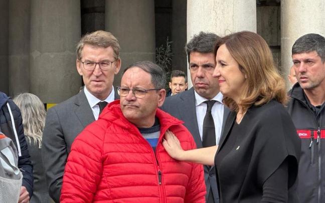 La alcaldesa de Valencia, María José Catalá, junto a Julián, el conserje del edificio incendiado en Valencia.