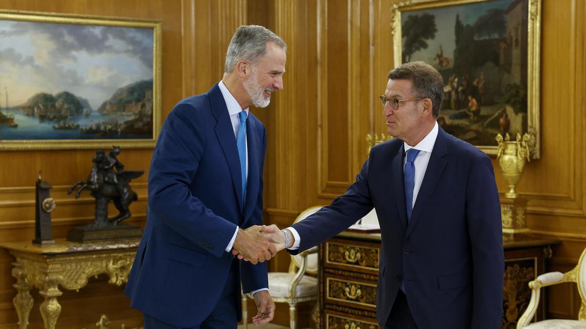 Felipe VI recibe a Alberto Núñez Feijóo en La Zarzuela.