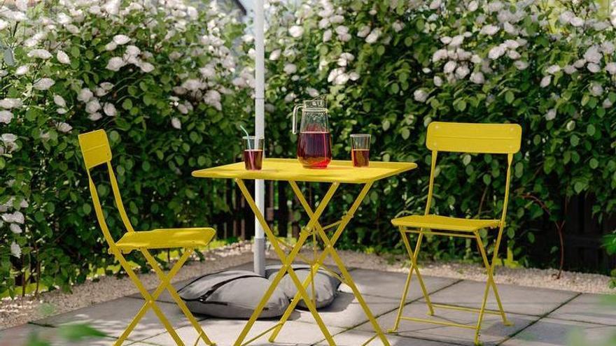 Vista del conjunto de exterior Sundso de Ikea, con una mesa y dos sillas plegables