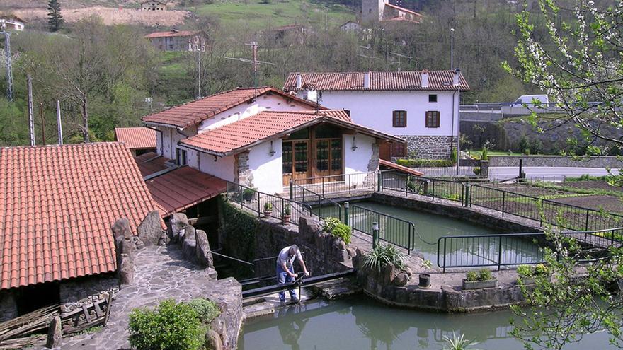 Trabajando en la antepara del molino de Olabarri
