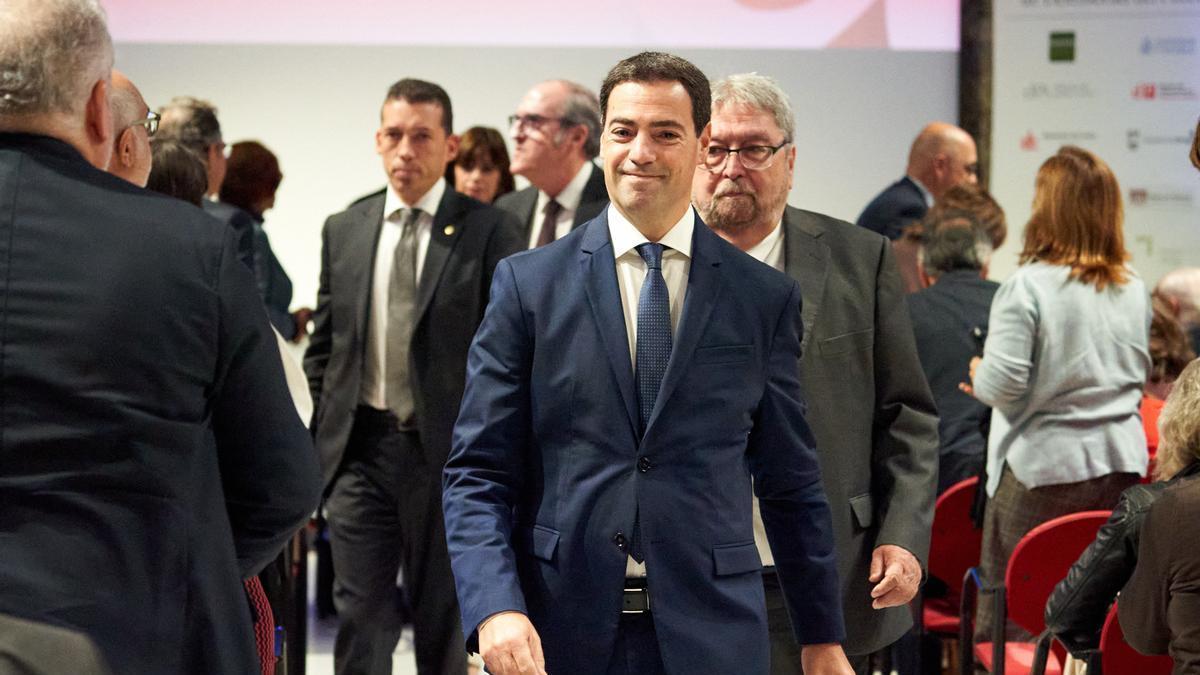 El lehendakari, Imanol Pradales, junto al Ararteko, Manu Lezertua, al inicio de las jornadas.